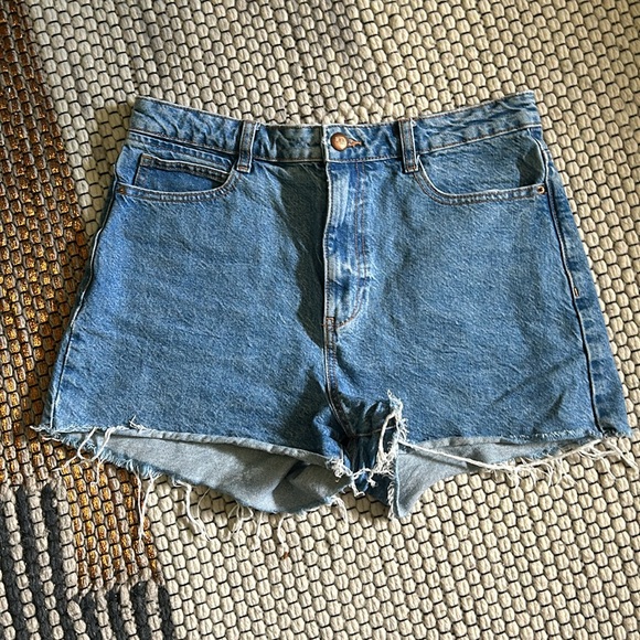 Zara Pants - Zara High Rise Raw Hem Jean Short. Size 8